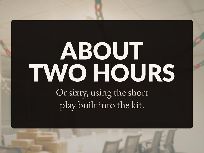 Op de afbeelding: Een zwart rechthoekig bord met witte tekst die in grote hoofdletters ABOUT TWO HOURS leest, gevolgd door de kleinere tekst Or sixty, using the short play built into the kit. De achtergrond is een wazige kantooromgeving met stoelen.