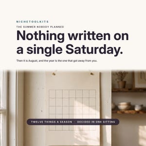 Op de afbeelding: Een papieren wandkalender met een raster van dunne zwarte lijnen op een cr&egrave;mekleurige achtergrond. De tekst luidt: NICHETOOLKITS, THE SUMMER NOBODY PLANNED, Nothing written on a single Saturday., Then it is August, and the year is the one that got away from you., TWELVE THINGS A SEASON &middot; DECIDED IN ONE SITTING.