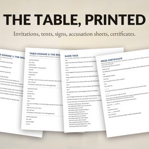 Może przedstawiać: Zbi&oacute;r wydrukowanych materiał&oacute;w do gry zatytułowanych THE TABLE, PRINTED, zawierający zaproszenia, wizyt&oacute;wki, znaki, arkusze oskarżeń i certyfikaty. Białe dokumenty papierowe zawierają czarny tekst szczeg&oacute;łowo opisujący oznakowania i identyfikatory.