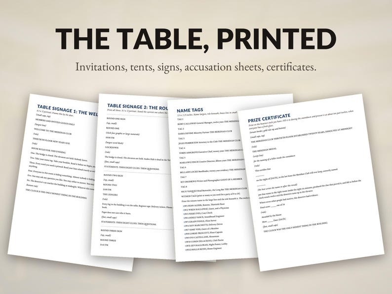 Może przedstawiać: Zbi&oacute;r wydrukowanych materiał&oacute;w do gry zatytułowanych THE TABLE, PRINTED, zawierający zaproszenia, wizyt&oacute;wki, znaki, arkusze oskarżeń i certyfikaty. Białe dokumenty papierowe zawierają czarny tekst szczeg&oacute;łowo opisujący oznakowania i identyfikatory.