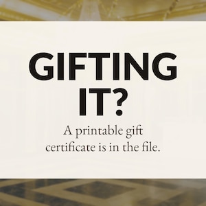Może przedstawiać: Prostokątna, kremowa grafika cyfrowa z pogrubionym czarnym napisem GIFTING IT? oraz mniejszym czarnym tekstem A printable gift certificate is in the file. Projekt jest przedstawiony na rozmytym tle przedstawiającym wnętrze pomieszczenia.