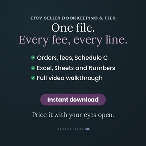 Pode incluir: Um modelo de contabilidade digital para vendedores Etsy em fundo escuro. O texto diz: Etsy Seller Bookkeeping & Fees, One file. Every fee, every line. As funcionalidades incluem Orders, fees, Schedule C, Excel, Sheets, Numbers e v&iacute;deo.
