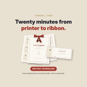 Może przedstawiać: Zestaw kupon&oacute;w miłosnych do druku z grafiką ciemnoczerwonej kokardy oraz tekstem "TONIGHT, THEN Twenty minutes from printer to ribbon." i "Love Coupons". Jeden z kupon&oacute;w zawiera napis "Breakfast in Bed". Zawiera przycisk "INSTANT DOWNLOAD".