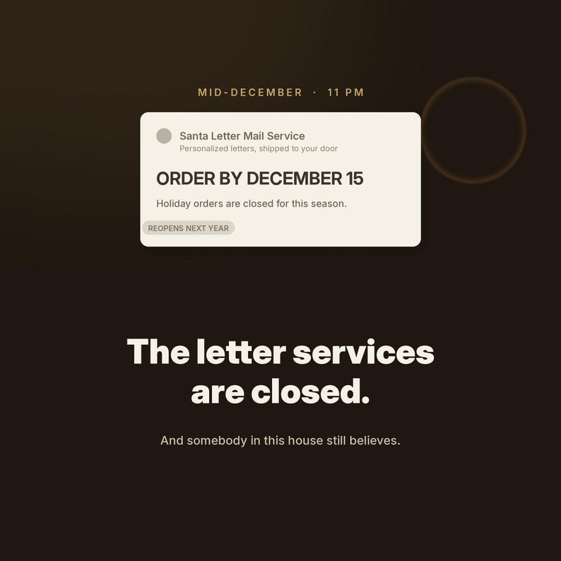 Puede incluir: Una tarjeta de notificaci&oacute;n digital de color marr&oacute;n oscuro que muestra Mid-December 11 PM, Santa Letter Mail Service, Order by December 15 y Holiday orders are closed for this season. Debajo, el texto blanco dice The letter services are closed. And somebody in this house still believes.