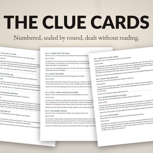 Op de afbeelding: Drie witte papieren hintkaarten voor een mysteriespel, elk met zwarte tekst ingedeeld in rondes. De koptekst luidt THE CLUE CARDS, Numbered, sealed by round, dealt without reading. De kaarten bevatten specifieke instructies voor het spel.