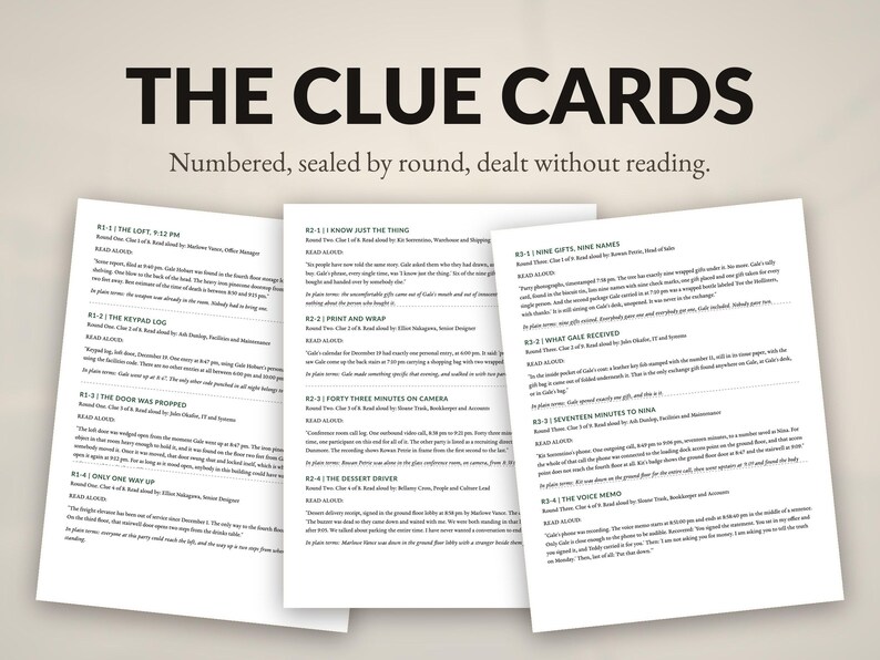 Op de afbeelding: Drie witte papieren hintkaarten voor een mysteriespel, elk met zwarte tekst ingedeeld in rondes. De koptekst luidt THE CLUE CARDS, Numbered, sealed by round, dealt without reading. De kaarten bevatten specifieke instructies voor het spel.