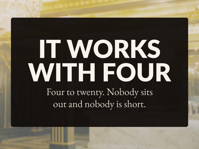 Może przedstawiać: Prostokątny czarny znak z białym napisem: IT WORKS WITH FOUR. Poniżej mniejszy biały tekst głosi: Four to twenty. Nobody sits out and nobody is short. Znak charakteryzuje się przejrzystym designem o wysokim kontraście.