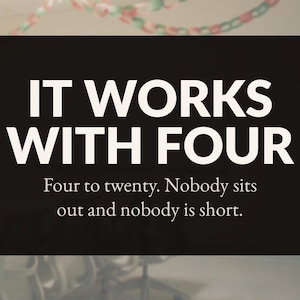 Op de afbeelding: Een rechthoekig zwart bord met witte tekst die IT WORKS WITH FOUR leest, gevolgd door de zin Four to twenty. Nobody sits out and nobody is short. Het bord heeft een vetgedrukt schreefloos lettertype voor de titel en een schreeflettertype.