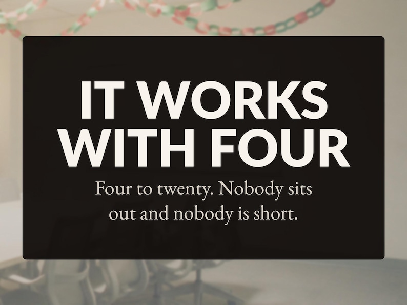Op de afbeelding: Een rechthoekig zwart bord met witte tekst die IT WORKS WITH FOUR leest, gevolgd door de zin Four to twenty. Nobody sits out and nobody is short. Het bord heeft een vetgedrukt schreefloos lettertype voor de titel en een schreeflettertype.