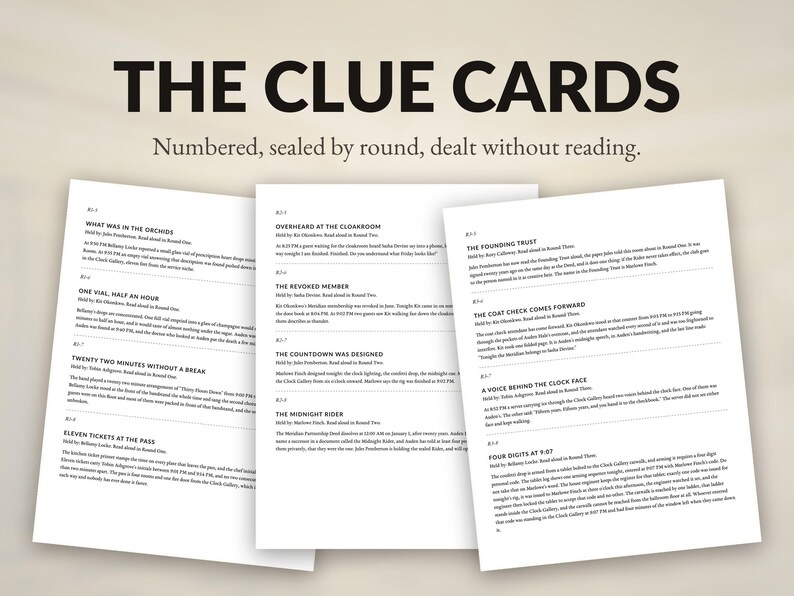 Może przedstawiać: Trzy białe arkusze papieru z tytułem THE CLUE CARDS i podtytułem Numbered, sealed by round, dealt without reading. Każdy arkusz zawiera czarny tekst wydrukowany w ponumerowanych sekcjach z pogrubionymi nagł&oacute;wkami oraz opisowymi akapitami.