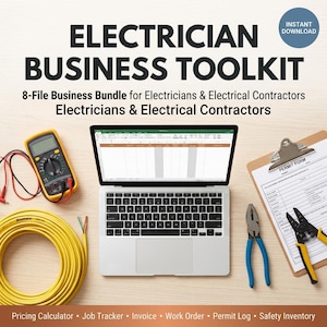 Op de afbeelding: Een bovenaanzicht van een zakelijke toolkit voor elektriciens. De afbeelding toont een laptop, een multimeter, gele Romex-draad, tangen, draadstrippers en een klembord met een vergunningsformulier. De tekst luidt "Electrician Business Toolkit".