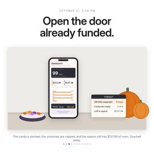 Pode incluir: Um smartphone exibe um aplicativo de painel de Halloween com o texto Open the door already funded. A tela mostra 99 dias para o Halloween, um or&ccedil;amento de $312,94 e $137,06 restantes. Uma caixa separada lista 140 crian&ccedil;as e 8 sacos.