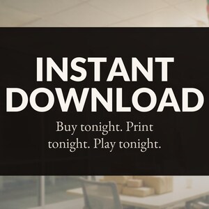 Op de afbeelding: Een rechthoekig zwart bord met witte tekst die INSTANT DOWNLOAD leest. Daaronder staat in kleinere witte tekst Buy tonight. Print tonight. Play tonight. Het ontwerp is eenvoudig en duidelijk, met vetgedrukte letters voor de hoofdtitel.