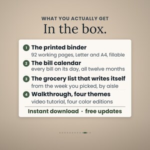 Puede incluir: Una tarjeta informativa blanca con texto oscuro que enumera el contenido: 1. La carpeta impresa con 92 p&aacute;ginas rellenables, 2. El calendario de facturas para doce meses, 3. La lista de la compra por pasillo, 4. Tutorial en v&iacute;deo y cuatro temas. Descarga instant&aacute;nea y actualizaciones gratuitas.