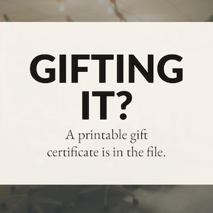 Op de afbeelding: Een rechthoekig gebroken wit bord met zwarte tekst die luidt: GIFTING IT? A printable gift certificate is in the file. De achtergrond is een effen lichte cr&egrave;mekleur met vetgedrukte, donkere letters gecentreerd in het midden.