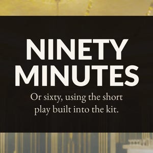 Może przedstawiać: Czarny prostokątny znak z białym napisem NINETY MINUTES. Poniżej znajduje się mniejszy biały tekst: Or sixty, using the short play built into the kit. Tło jest w ciemnym kolorze z rozmytym, jasnym wnętrzem architektonicznym.