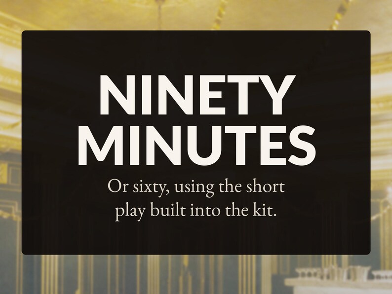 Może przedstawiać: Czarny prostokątny znak z białym napisem NINETY MINUTES. Poniżej znajduje się mniejszy biały tekst: Or sixty, using the short play built into the kit. Tło jest w ciemnym kolorze z rozmytym, jasnym wnętrzem architektonicznym.