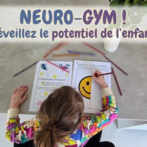 Puede incluir: Un niño dibuja con un lápiz en una hoja de trabajo con una carita sonriente. La imagen incluye el texto "NEURO-GYM! Réveillez le potentiel de l'enfant" y "CONNEXIONS MAGIQUES". También se ven lápices de colores y una vela blanca.