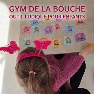 Peut inclure: Une enfant porte un serre-tête rose avec des papillons et un haut à manches longues rose. L'image présente des cartes avec des illustrations et du texte en français, avec les mots "GYM DE LA BOUCHE" en haut.