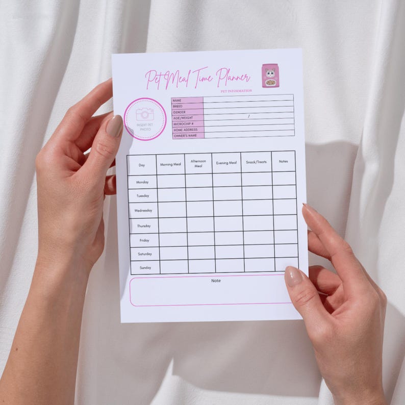 K&ouml;nnte beinhalten: Ein wei&szlig;er Haustier-Mahlzeitenplaner aus Papier mit rosa Akzenten und Text. Der obere Bereich enth&auml;lt Felder f&uuml;r Haustierinformationen und einen Platzhalter f&uuml;r Fotos. Darunter befindet sich ein Wochenplan f&uuml;r Mahlzeiten und Notizen.