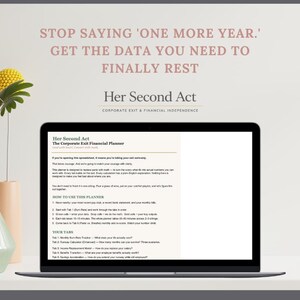 以下が含まれることがあります： ラップトップには、「Her Second Act」というタイトルの財務プランナーが表示されています。画面には、企業の退職と経済的自立に関するテキストが表示されています。画像には、黄色の花が入った花瓶と、桃色の花瓶が含まれています。