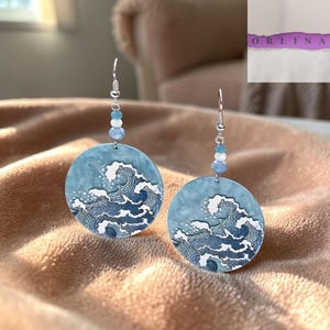 日本の波模様のぶら下がりピアス、925スターリングシルバー製アクリルフック式ジュエリーギフト（女性向け）、海をイメージした葛飾北斎の波模様ドロップピアス