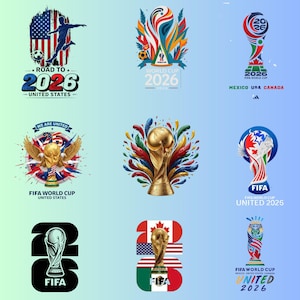 Puede incluir: Una taza de cerámica blanca con un asa negra y el texto "But First, Coffee" en negrita negra. La taza se encuentra sobre un fondo borroso, sugiriendo un ambiente acogedor.