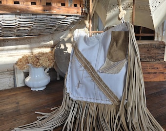 Bolso de hombro de tela vaquera reciclada con asa de cuero trenzado a mano y flecos estilo bohemio occidental.