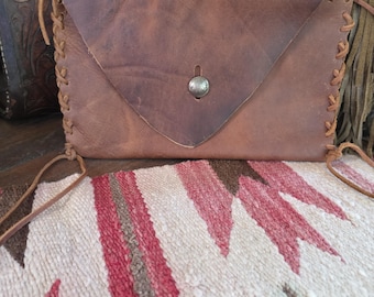 Bolso de mano tipo sobre de cuero