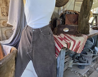Falda larga vaquera Levi's vintage reciclada: una declaración de estilo bohemio western reconstruida.