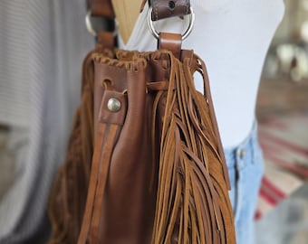 Bolso de cuero estilo western con flecos, bolso hobo bohemio sostenible con asa de herradura vintage, bolso de hombro artesanal marrón óxido con cordones hechos a mano.