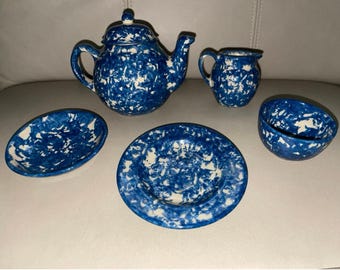 Raro juego de té miniatura de 5 piezas de cerámica azul esponjosa "Teeny" firmado por Barb Hall, de 1987.
