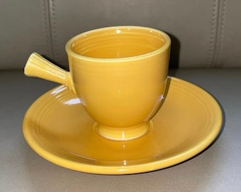 Taza y platillo de café de pita vintage Fiesta amarillo con asa, 1936-1959. Sin sello distintivo.