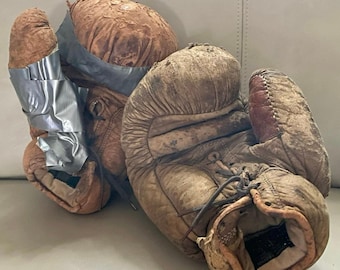 Par de luvas de boxe D&M Draper Maynard em couro e crina de cavalo, década de 1920. Artigo esportivo antigo, item de colecionador para decoração de garagem ou espaço masculino.