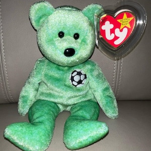 Ty Beanie Baby Kicks the Soccer Bear 1998 グリーンぬいぐるみ タグプロテクター付き - 状態良好