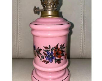 Rara lámpara de aceite antigua victoriana en miniatura de cristal opalino rosa pintada a mano con motivos florales.