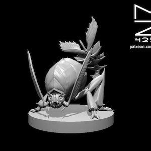 May include: A grayscale 3D-printed insect model with a large, segmented body and multiple legs. The insect has large, blade-like appendages and is posed on a circular base. The image includes the text "MZ 4250" and a website address.