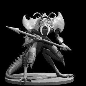 Peut inclure: Figurine imprimée en 3D en niveaux de gris d'une créature aux traits d'insecte, tenant une lance. La figurine a un exosquelette détaillé, de grands yeux et une expression menaçante. Elle se dresse sur une base circulaire sur fond noir.