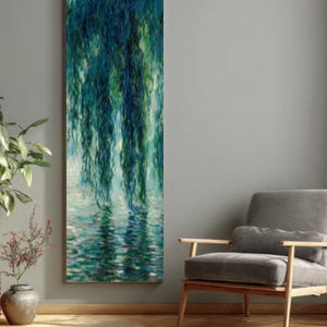 Puede incluir: Una impresión vertical en lienzo que representa un sauce llorón reflejado en el agua. La obra de arte utiliza azules y verdes, con largas pinceladas que crean movimiento y calma. La pintura se exhibe en un espacio de vida moderno.