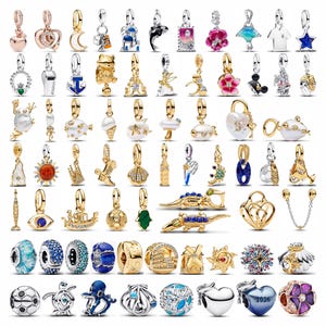 Könnte beinhalten: Eine Sammlung verschiedener Metall- und Emaille-Anhänger und Perlen für Armbänder mit vielfältigen Formen wie Tieren, Blumen, Gebäuden, Sportgeräten und geometrischen Mustern in Gold-, Silber- und mehrfarbigen Ausführungen.