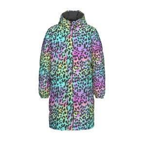 Könnte beinhalten: Ein langer Steppmantel mit einem lebendigen, mehrfarbigen Leopardenmuster in Neonblau, Lila, Pink und Gelb. Der Mantel verfügt über eine Kapuze, lange Ärmel mit elastischen Bündchen und einen zentralen Reißverschluss auf der Vorderseite.