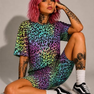 Matchande set i pastellfärgad regnbågsfärgad leopard | Färgglad gepardmönsterinspirerad 90-talsoutfit i plusstorlek, vänlig lounge-outfit