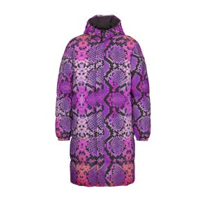 Rosa lila ormskinnsjacka med täcke, ormmönstrad vinterjacka, lång maximalistkappa, funky djurmönstrade ytterkläder