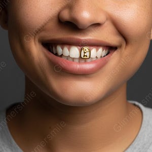 Single Tooth Grillz, standbeeld van yogahouding open tandkapje | 18 kt witgoud vergulde hiphop fitness sieraden mondstuk vrouwelijk figuurmotief