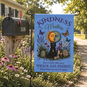 Może przedstawiać: Prostokątna flaga ogrodowa na jasnoniebieskim tle z napisem "KINDNESS Matters" oraz "Now kindly take your WHACK ASS ENERGY Away from my sacred space". Wzór przedstawia słońce i księżyc, czarnego kota, motyle oraz różnorodne kwiaty.