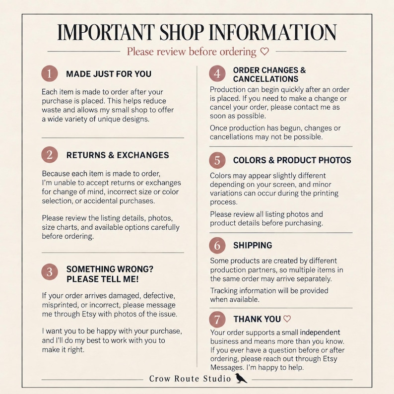 Op de afbeelding: Een rechthoekige informatieve afbeelding getiteld IMPORTANT SHOP INFORMATION met zeven genummerde secties die het beleid voor op bestelling gemaakte artikelen, retouren, ruilen, wijzigingen, kleurvariaties en klantenservice van Crow Route Studio beschrijven.