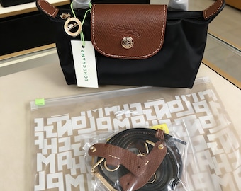 La mini borsa a tracolla nera di Longchamp, con tracolla regolabile, è piccola e pratica, il che la rende il regalo perfetto per lei.