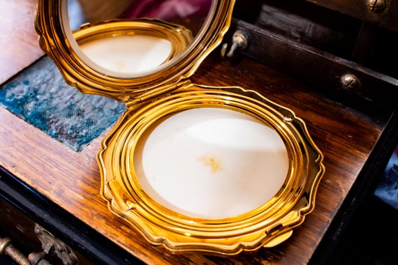 Vintage Stratton White Floral Powder Compact. Lavender Blooms Gold Trim, Shadow and Silver Vault. View 3