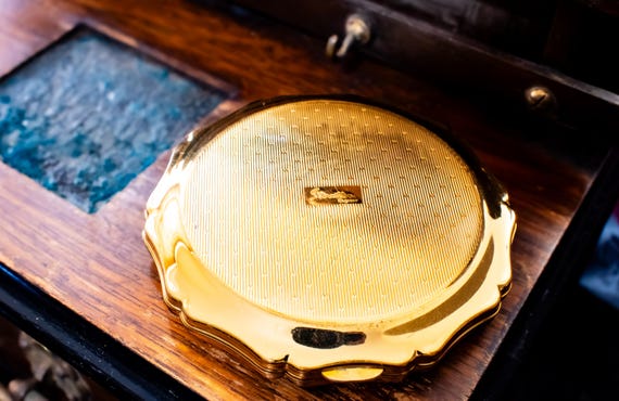 Vintage Stratton White Floral Powder Compact. Lavender Blooms Gold Trim, Shadow and Silver Vault. View 2