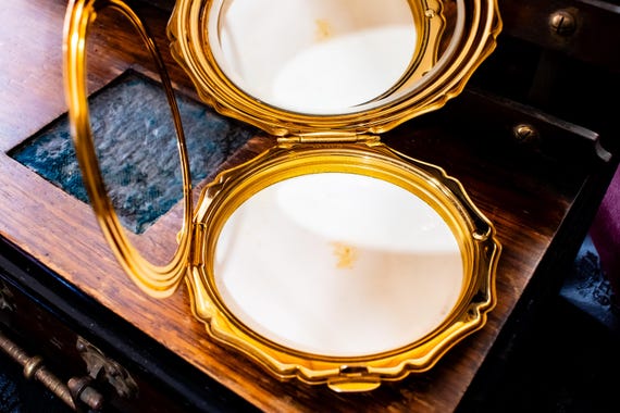 Vintage Stratton White Floral Powder Compact. Lavender Blooms Gold Trim, Shadow and Silver Vault. View 4